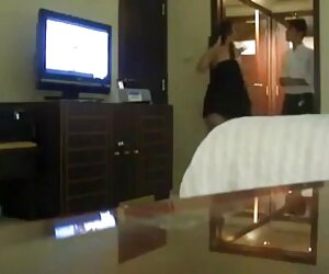 Odada uzun ve yaban mersini liseli lezbiyen kızların sevişmesi