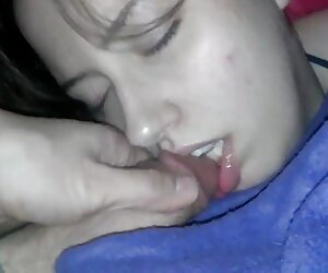 Sarışın derin oral seks önce slipping üzerinde sevişme erotik ona